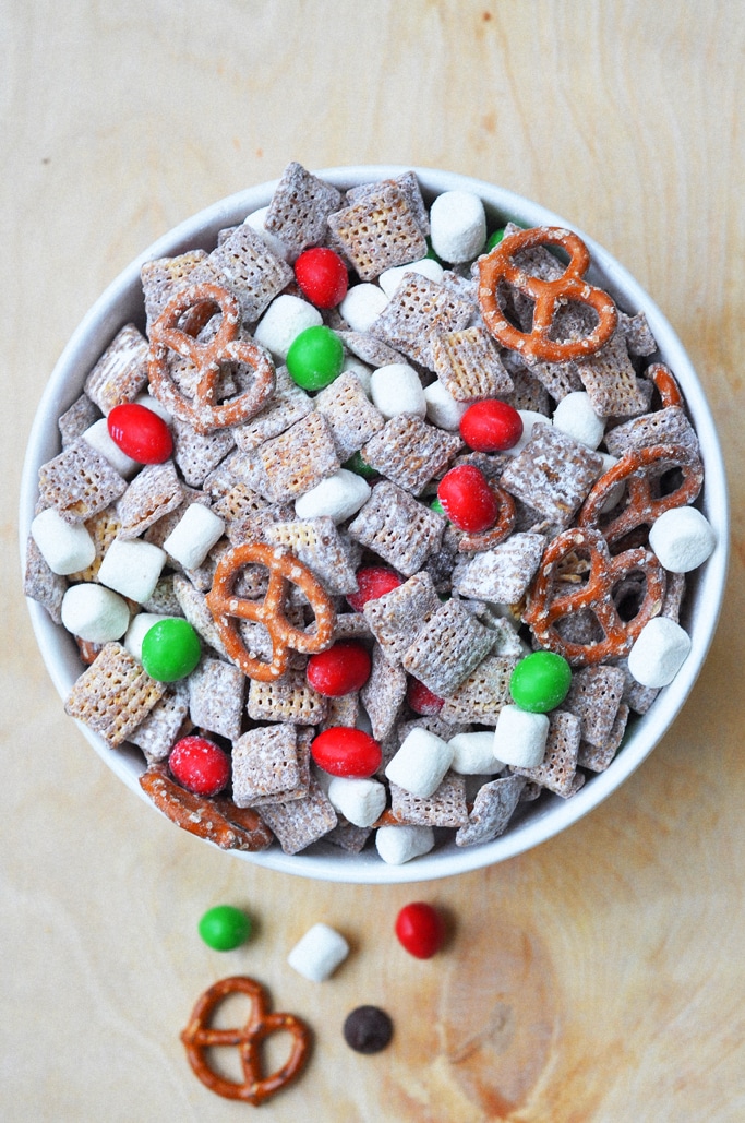 Christmas Muddy Buddies is so easy to make! - Lizzy Loves Food