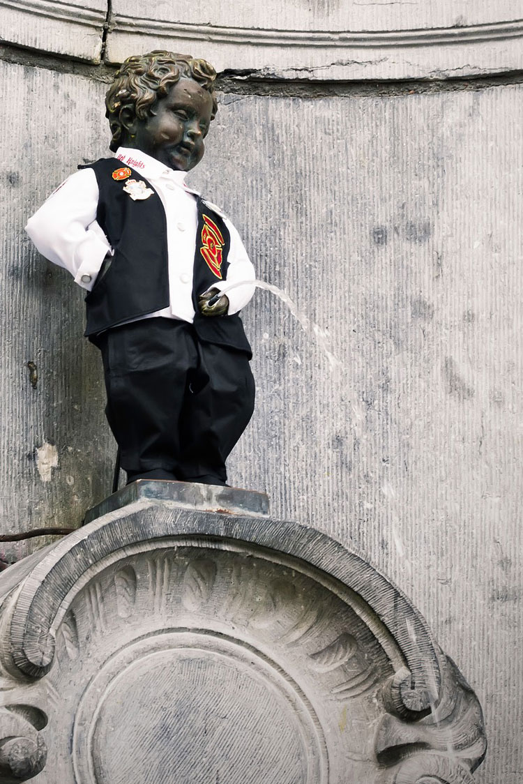 Где статуя писающего мальчика. Скульптура в Бельгии Manneken Pis. Маннекен Пис. Manneken Pis / Маннекен Пис. Брюссель манекен Пис.