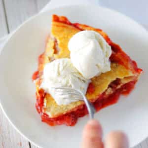 Rhubarb Strawberry Pie with ice cream